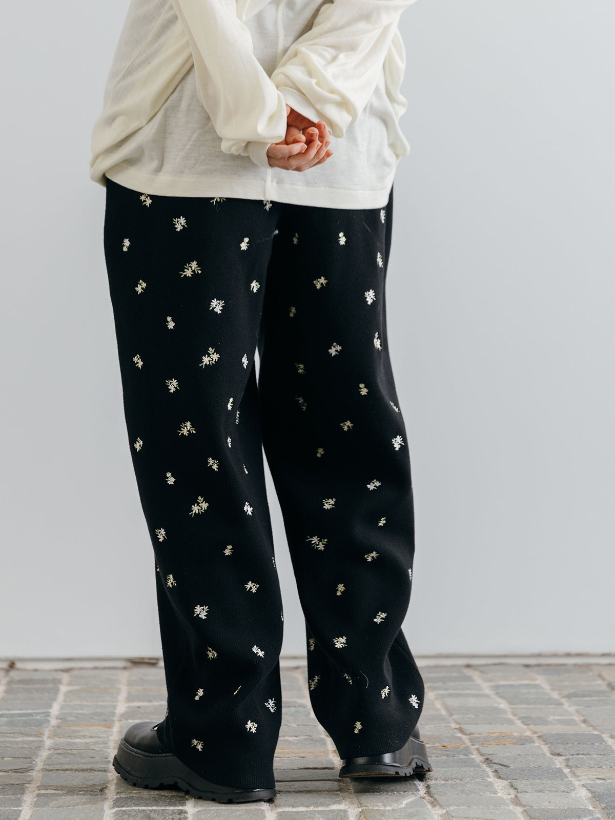 FLOWER EMBROIDERY KNIT PANTS