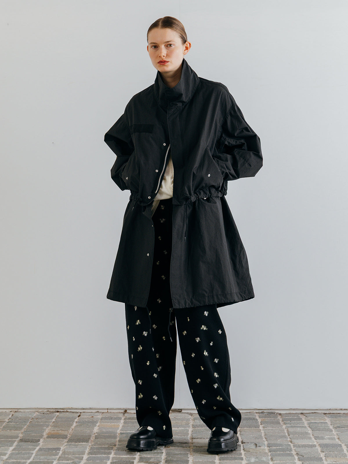 FLOWER EMBROIDERY KNIT PANTS