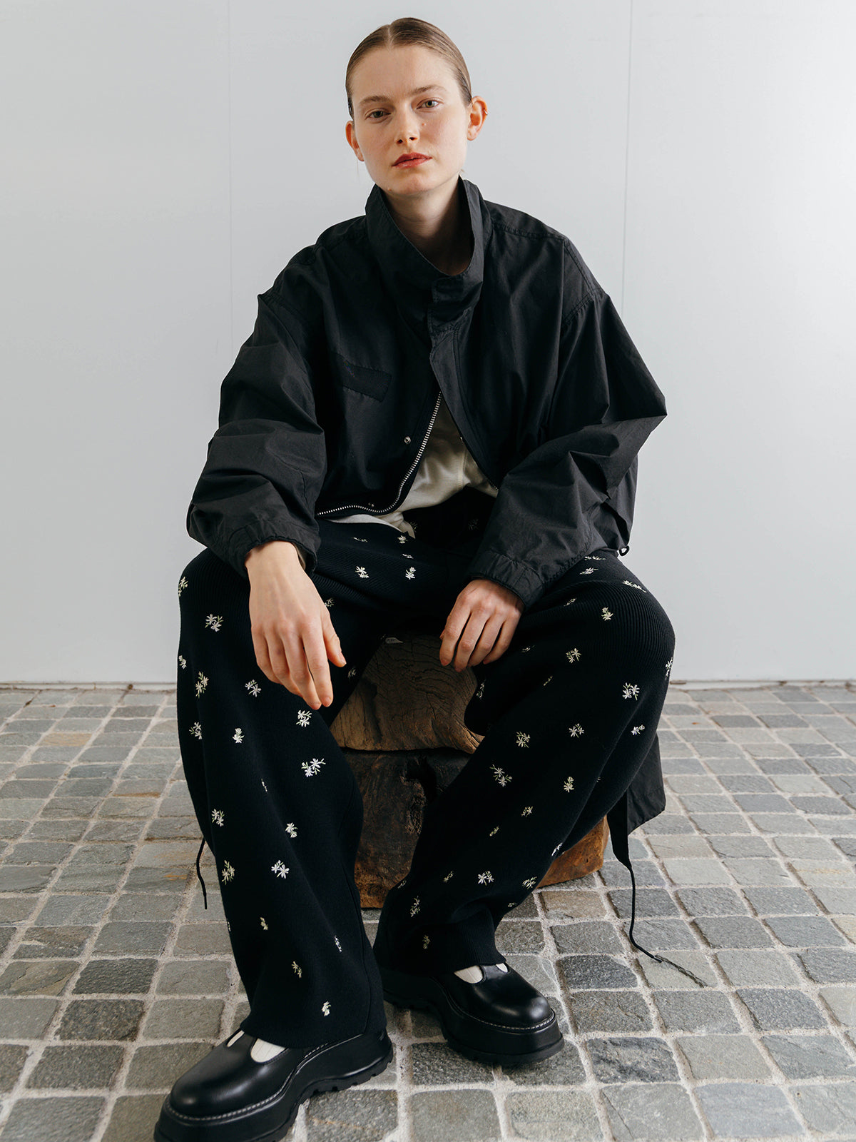 FLOWER EMBROIDERY KNIT PANTS