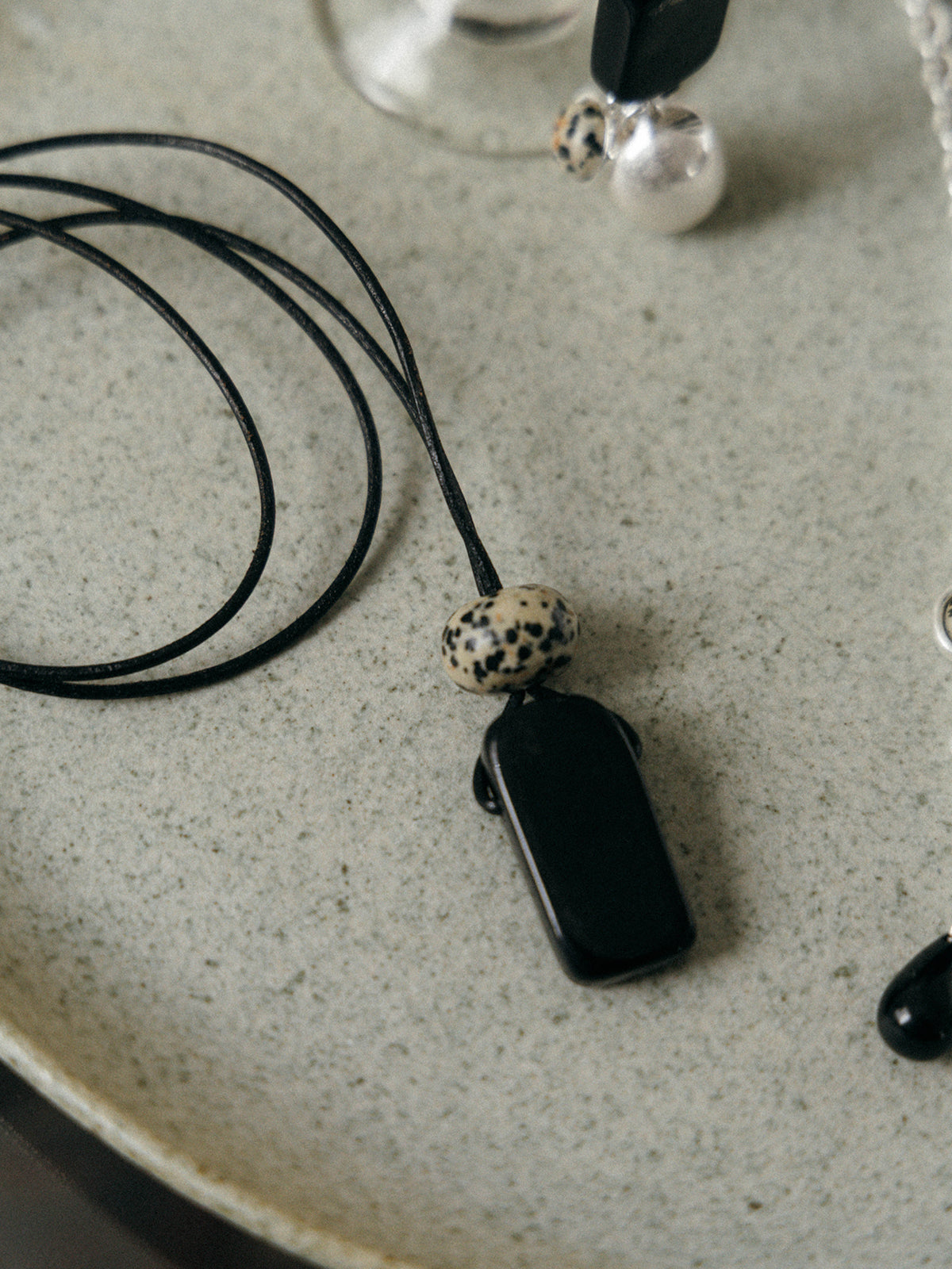 STONE PENDANT NECKLACE