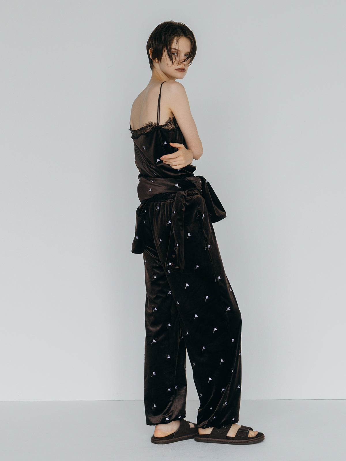 FLOWER EMBROIDERY VELOR CAMISOLE