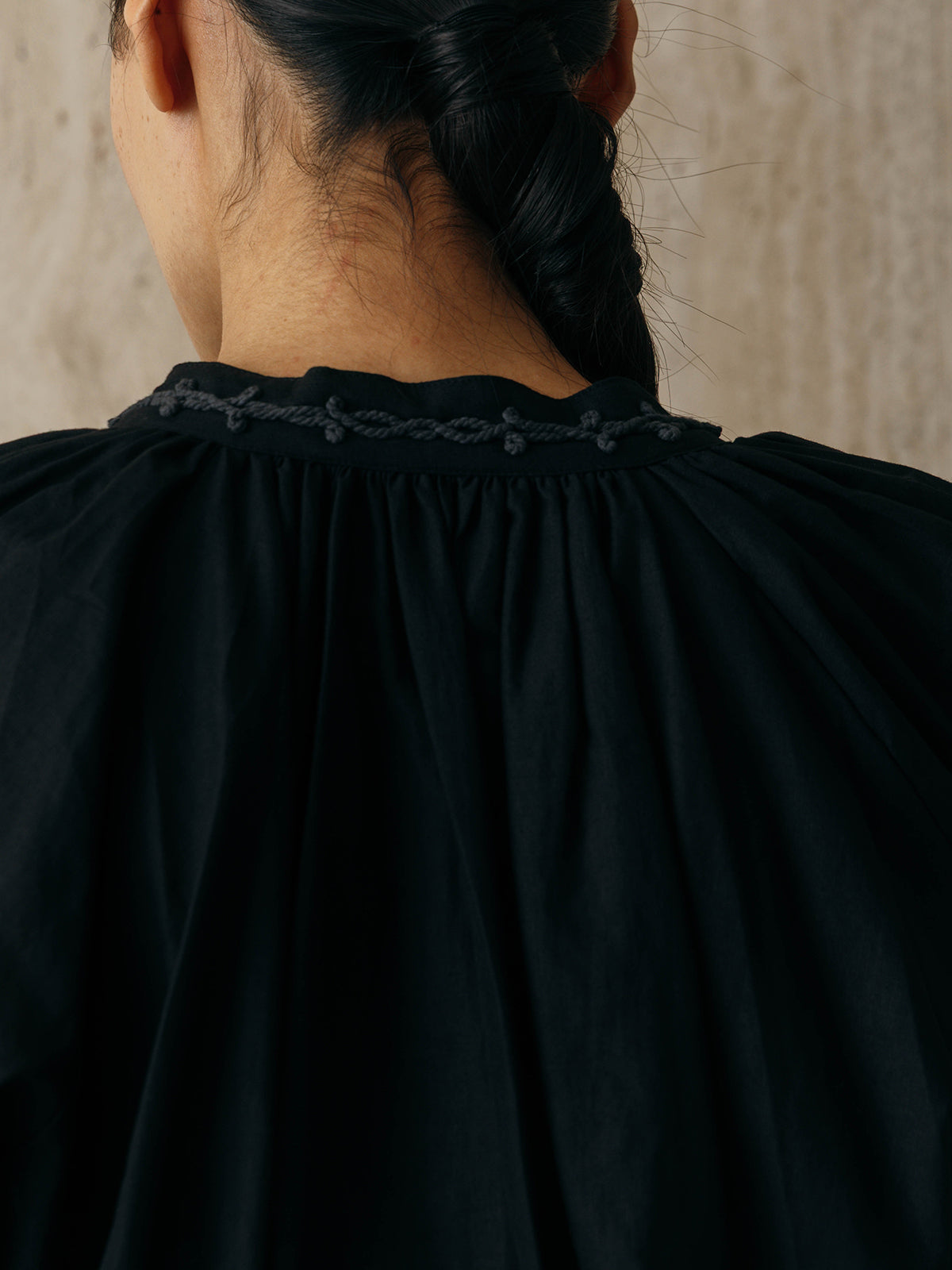 EMBROIDERY COLLAR GATHER BLOUSE