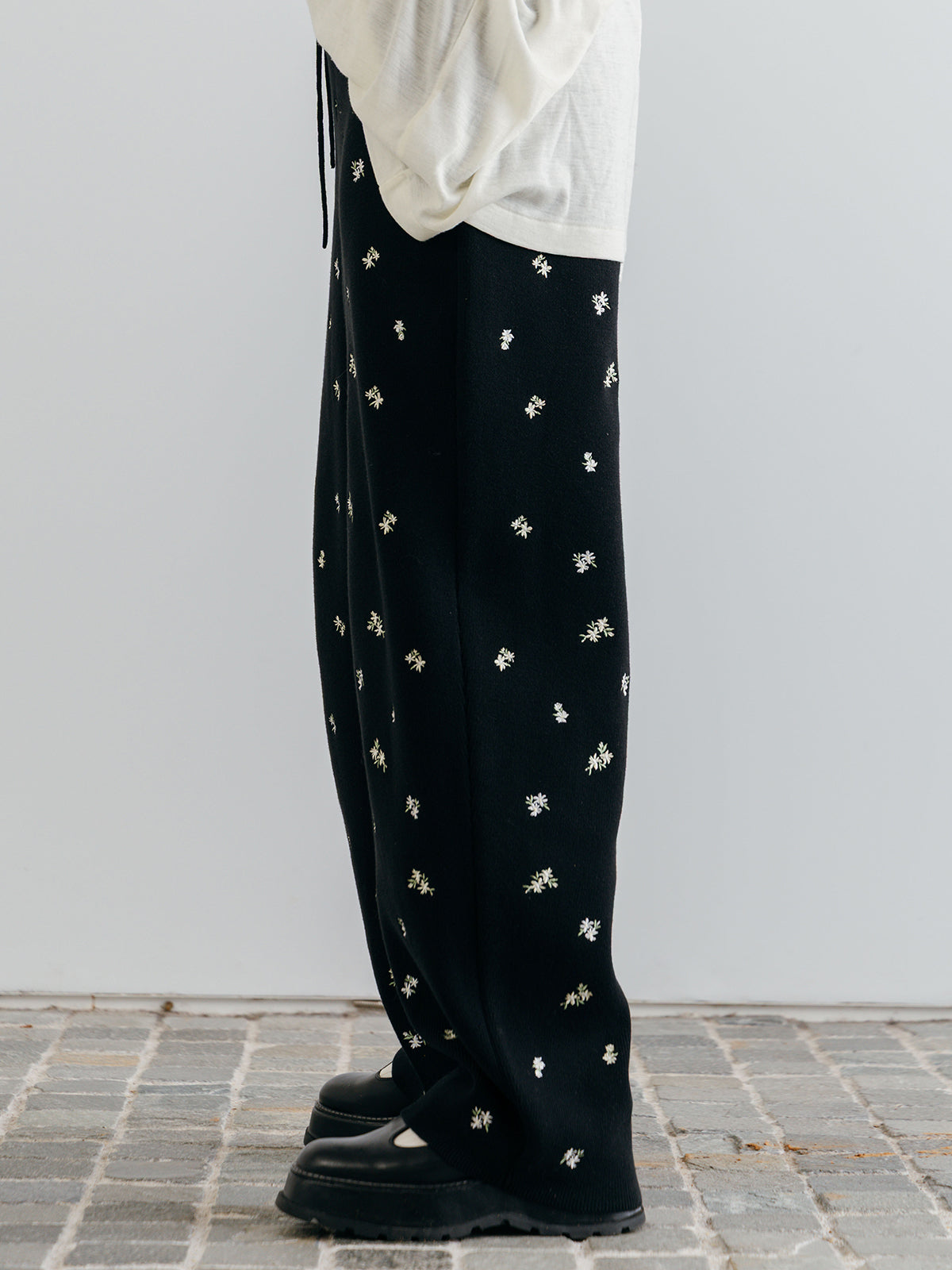 FLOWER EMBROIDERY KNIT PANTS