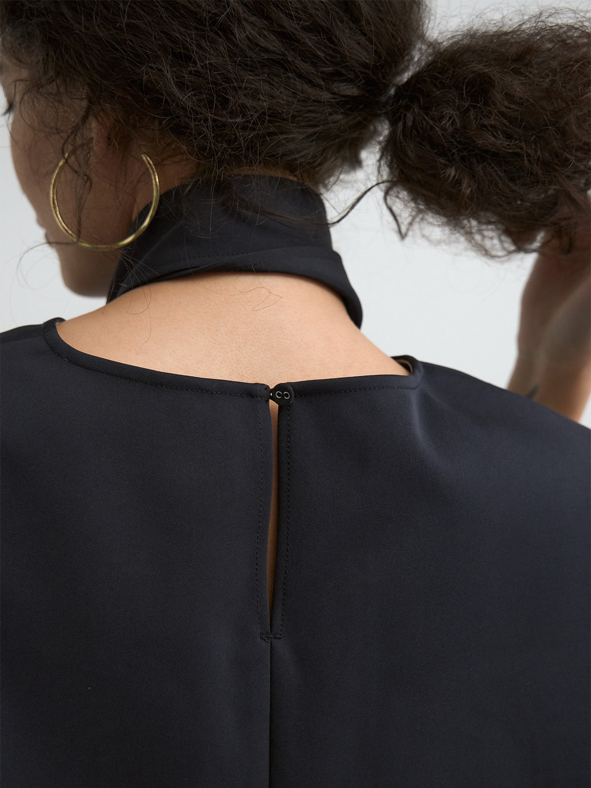 TIE VN BLOUSE