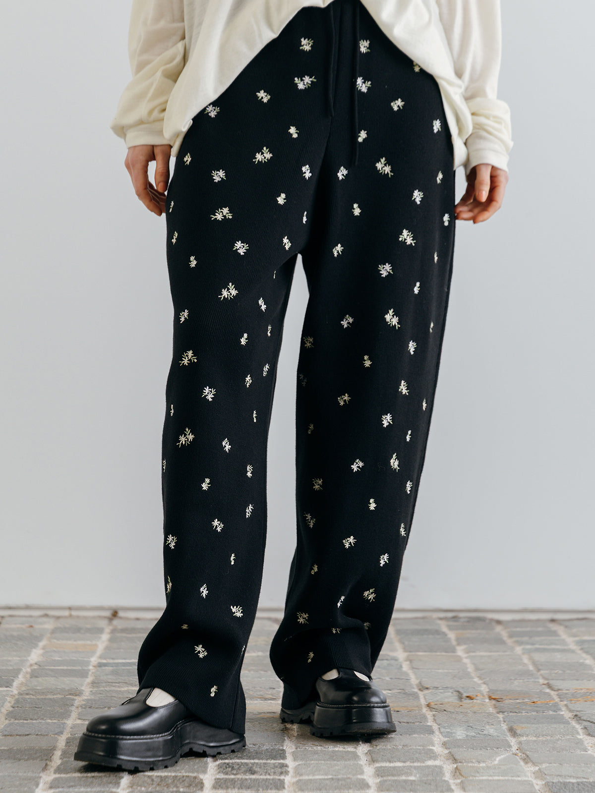 FLOWER EMBROIDERY KNIT PANTS