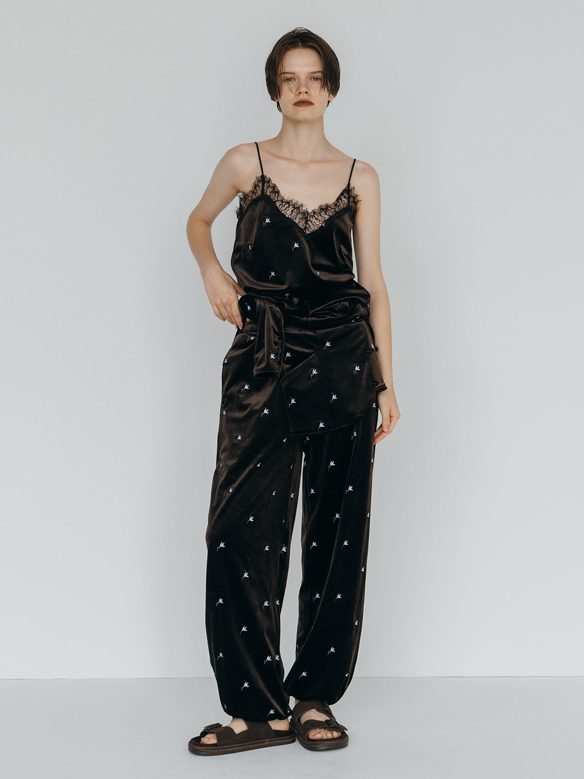 FLOWER EMBROIDERY VELOR PANTS