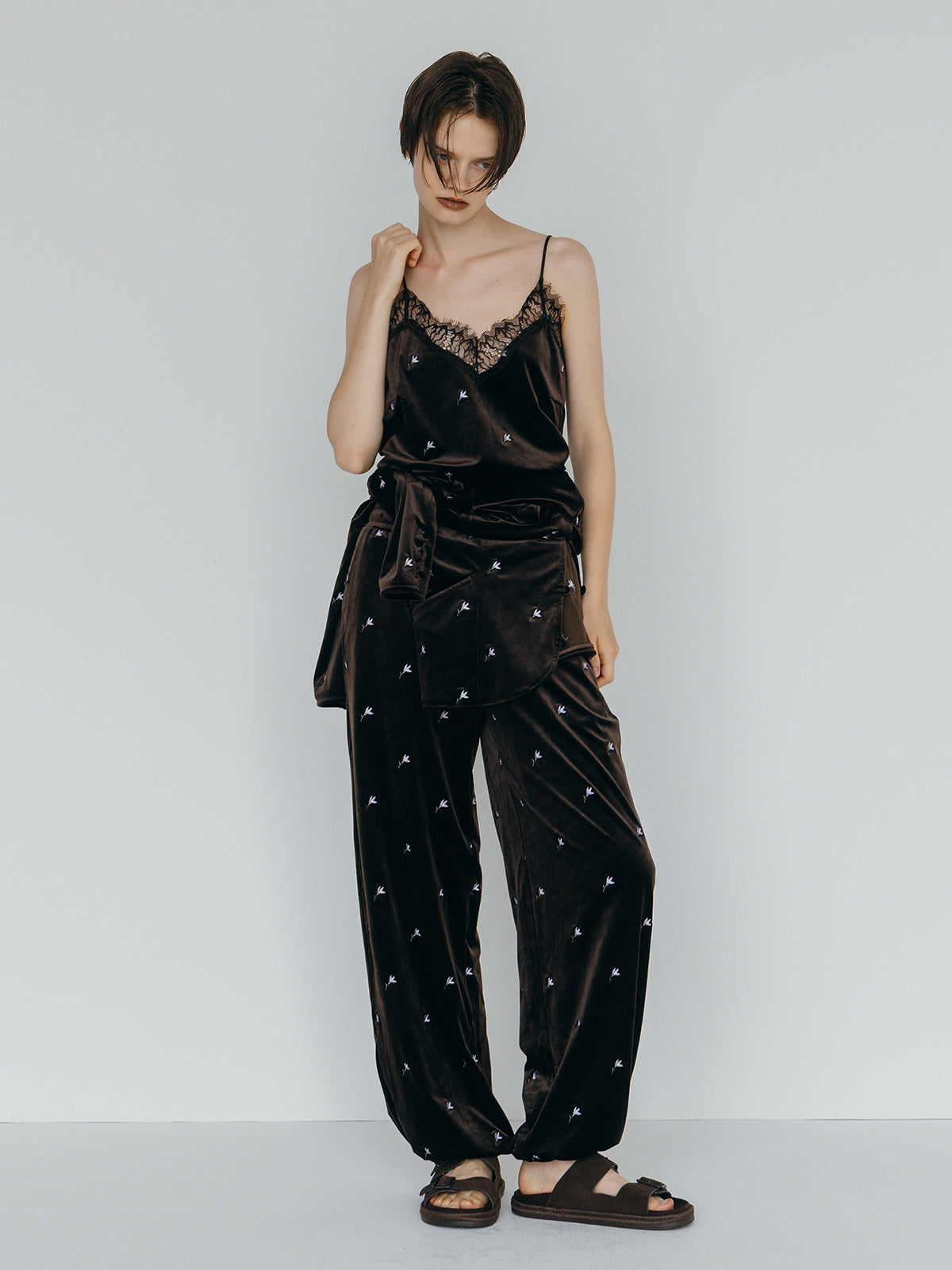 FLOWER EMBROIDERY VELOR CAMISOLE