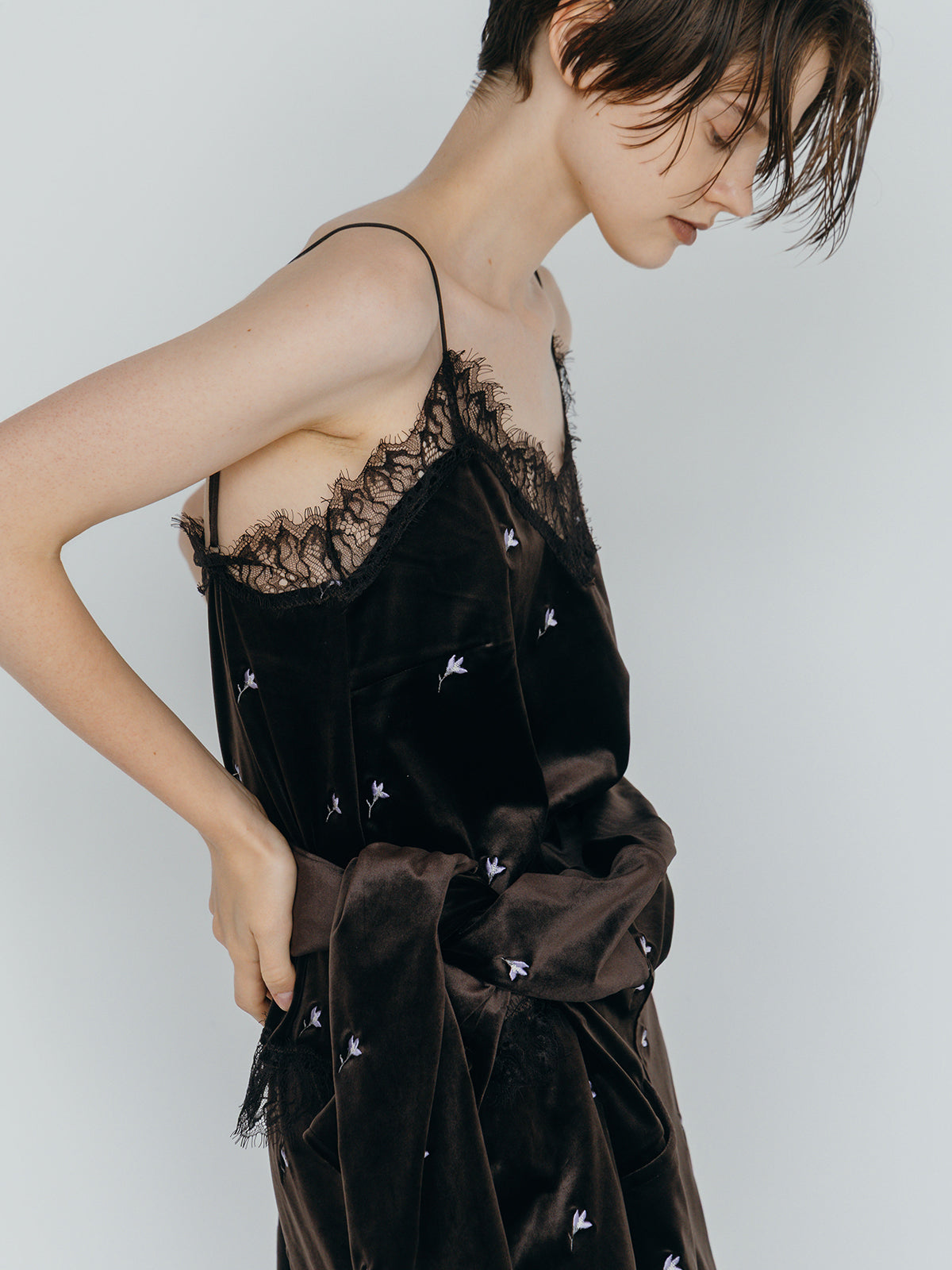 FLOWER EMBROIDERY VELOR CAMISOLE