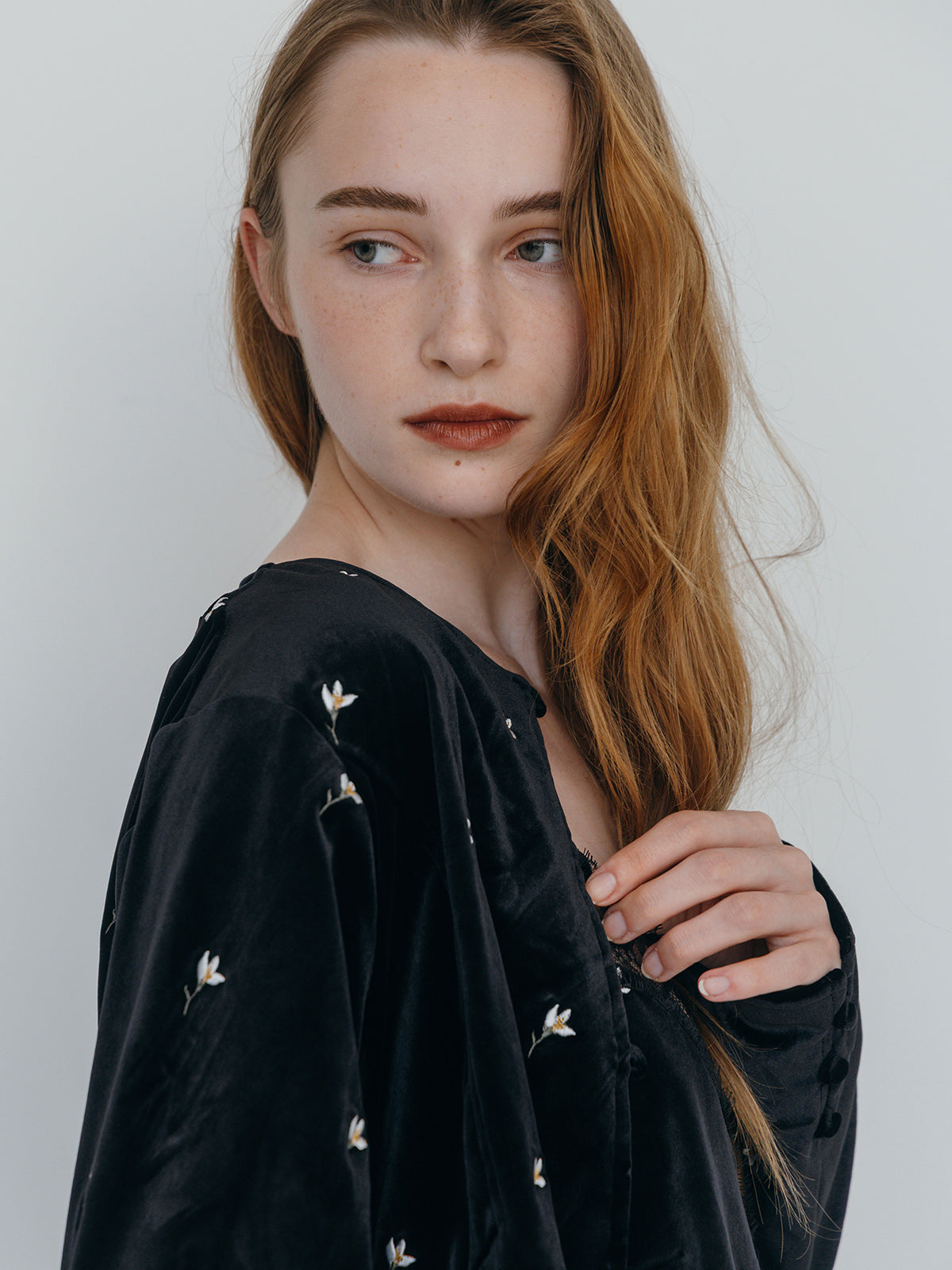 FLOWER EMBROIDERY VELOR TOPS