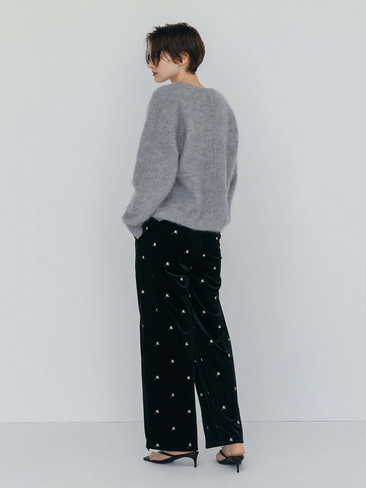 FLOWER EMBROIDERY VELOR PANTS