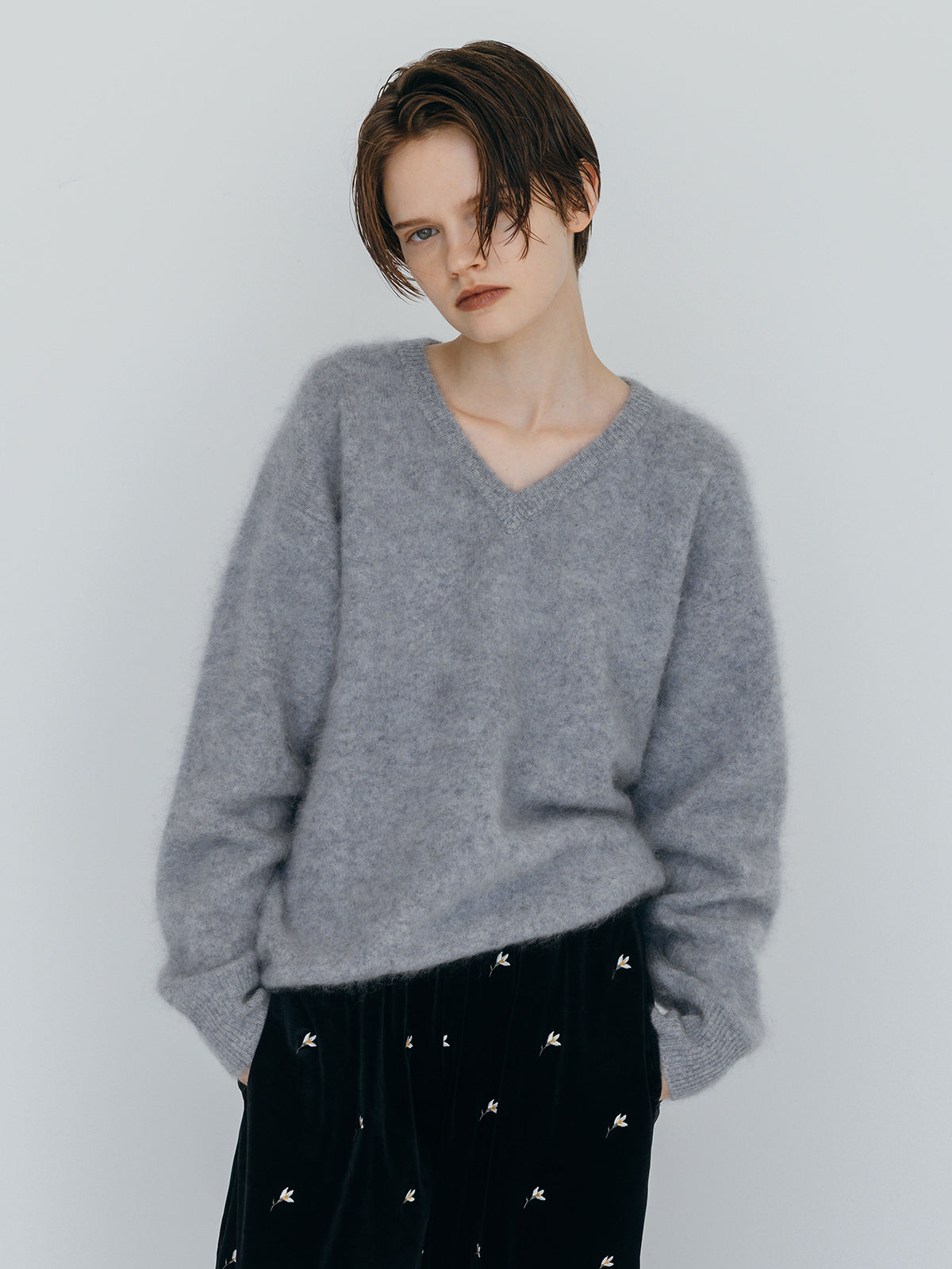 FLOWER EMBROIDERY VELOR PANTS