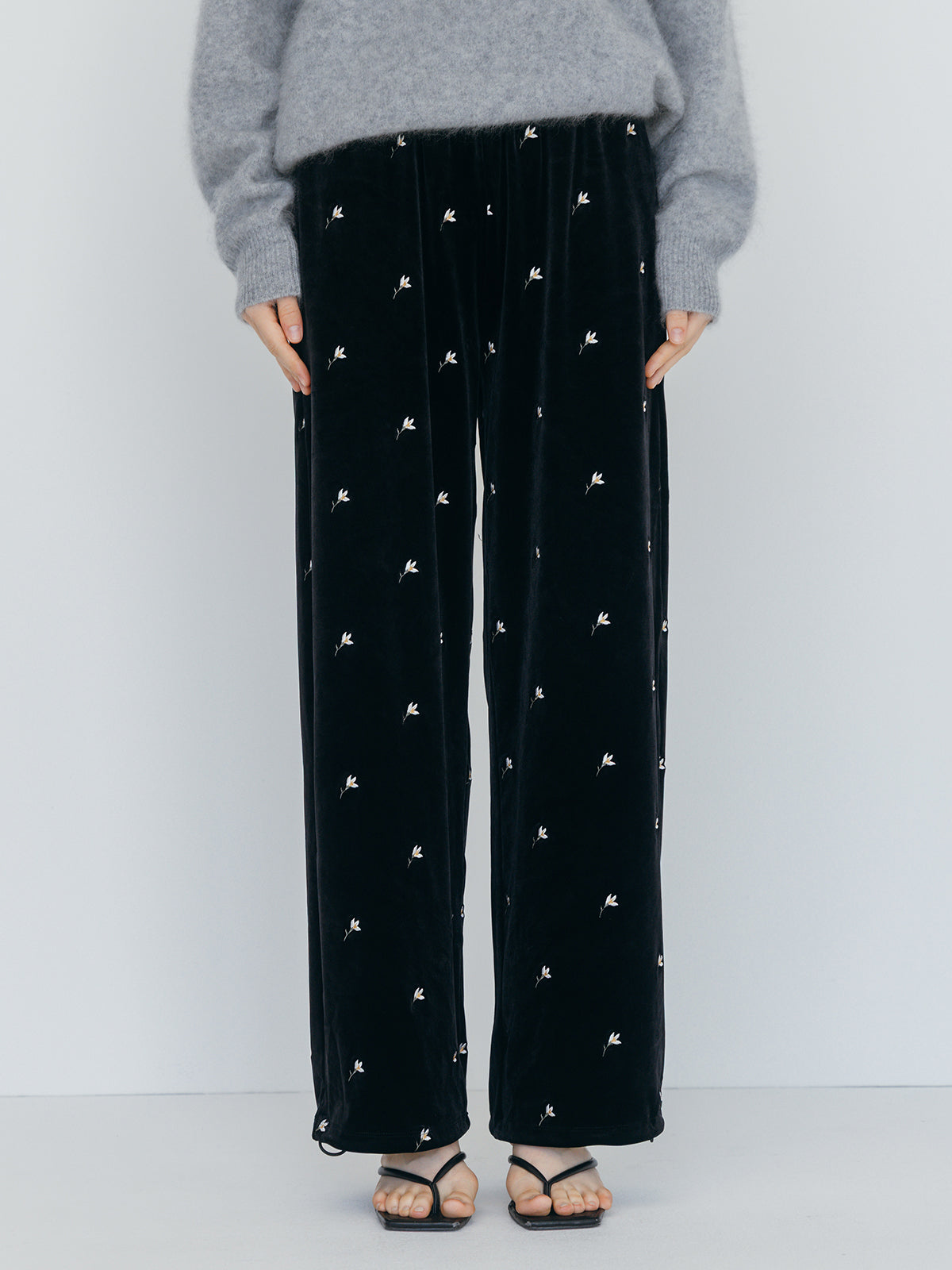 FLOWER EMBROIDERY VELOR PANTS