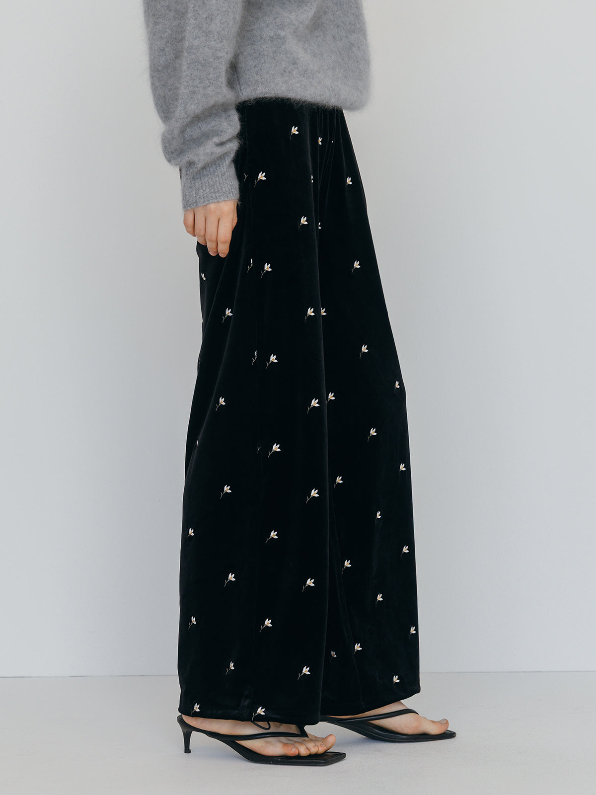 FLOWER EMBROIDERY VELOR PANTS